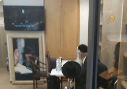 תמונת היום • גם סגן השר בדרך לחו"ל עוצר בחב"ד